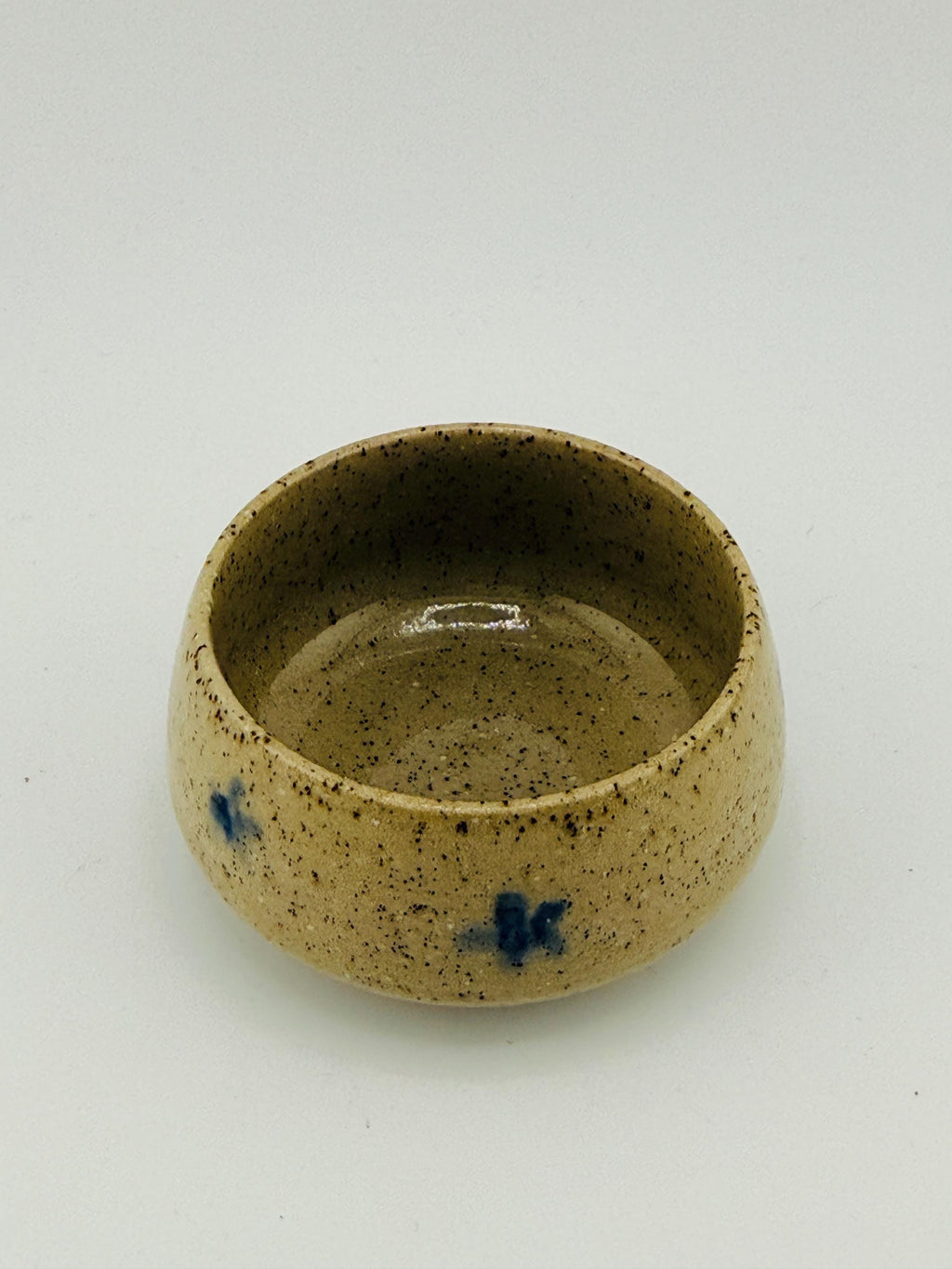 Chawan matcha GOZU en grès Saint-Amand, décor cobalt et émail Izara, fait main par Terresme — vue 10 sur 10.