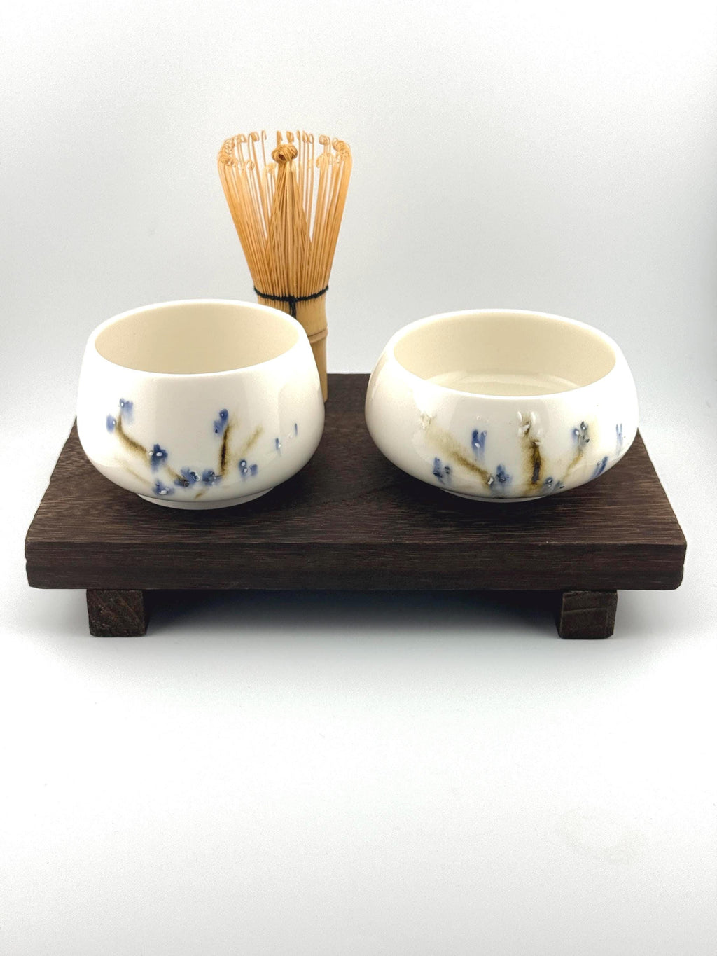 Chawan "Bol à thé" en porcelaine blanche décor sometsuke au cobalt, fait main par Terresme — vue 3 sur 10.