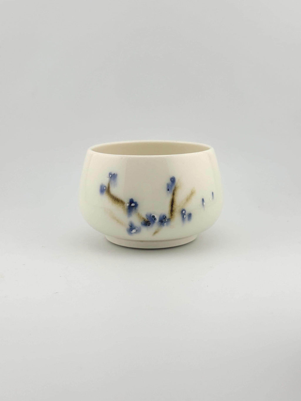 Chawan "Bol à thé" en porcelaine blanche décor sometsuke au cobalt, fait main par Terresme — vue 5 sur 10.