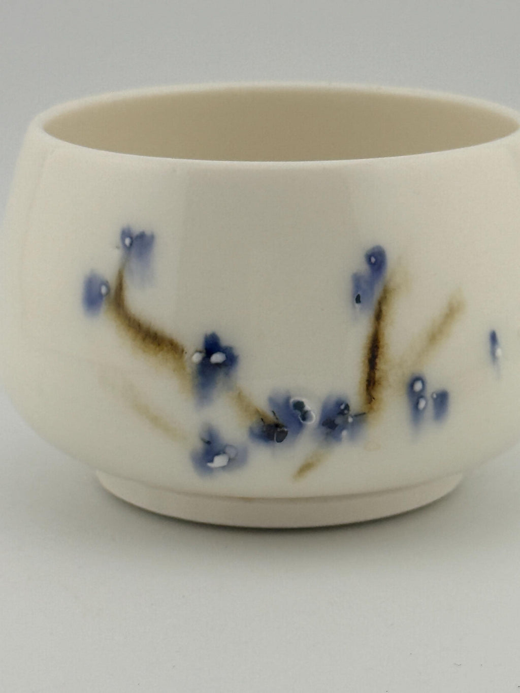 Chawan "Bol à thé" en porcelaine blanche décor sometsuke au cobalt, fait main par Terresme — macro du décor