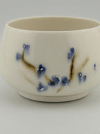 Chawan "Bol à thé" en porcelaine blanche décor sometsuke au cobalt, fait main par Terresme — macro du décor