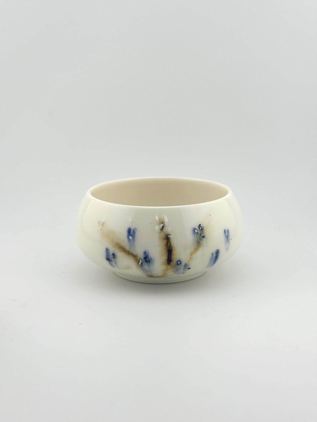 Chawan "Bol à thé" en porcelaine blanche décor sometsuke au cobalt, fait main par Terresme — modèle large et bas