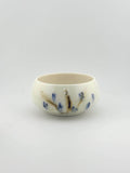 Chawan "Bol à thé" en porcelaine blanche décor sometsuke au cobalt, fait main par Terresme — modèle large et bas