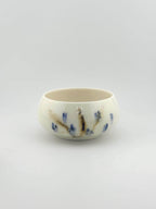 Chawan "Bol à thé" en porcelaine blanche décor sometsuke au cobalt, fait main par Terresme — modèle large et bas
