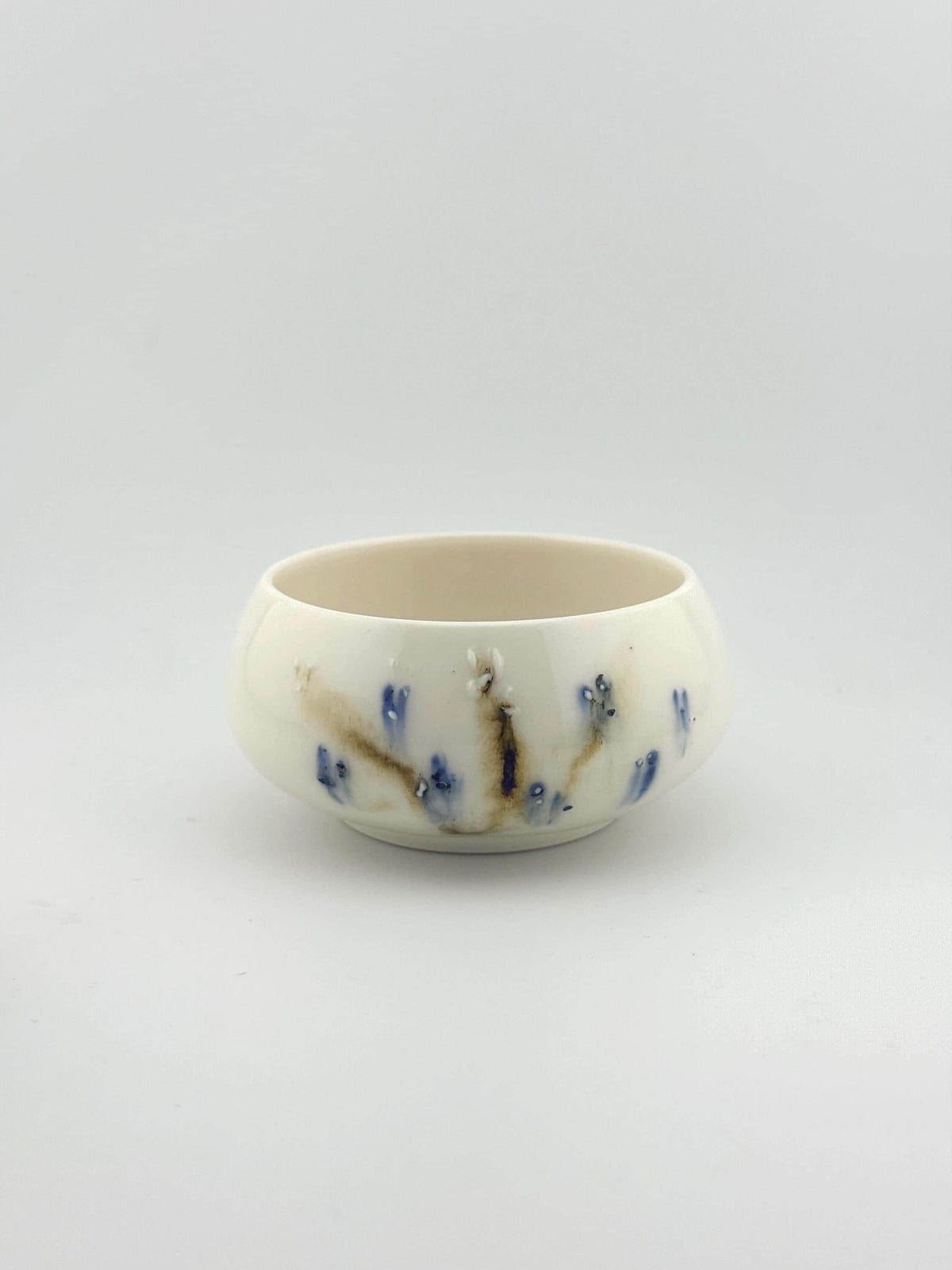Chawan "Bol à thé" en porcelaine blanche décor sometsuke au cobalt, fait main par Terresme — modèle large et bas