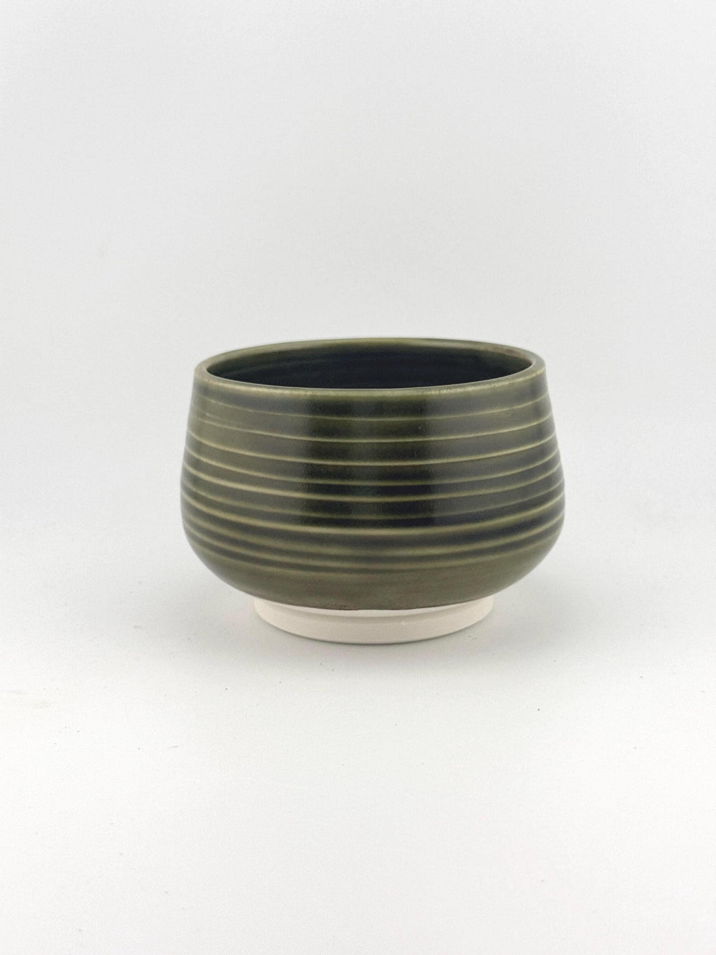 Chawan en porcelaine tourné à la main, recouvert d’un émail Tenmoku vert profond, Terres.me.