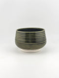 Chawan en porcelaine tourné à la main, recouvert d’un émail Tenmoku vert profond, Terres.me.