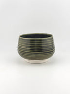 Chawan en porcelaine tourné à la main, recouvert d’un émail Tenmoku vert profond, Terres.me.