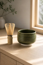 Bol à thé Chawan en porcelaine, émail Tenmoku vert sombre aux variations organiques, Terres.me.