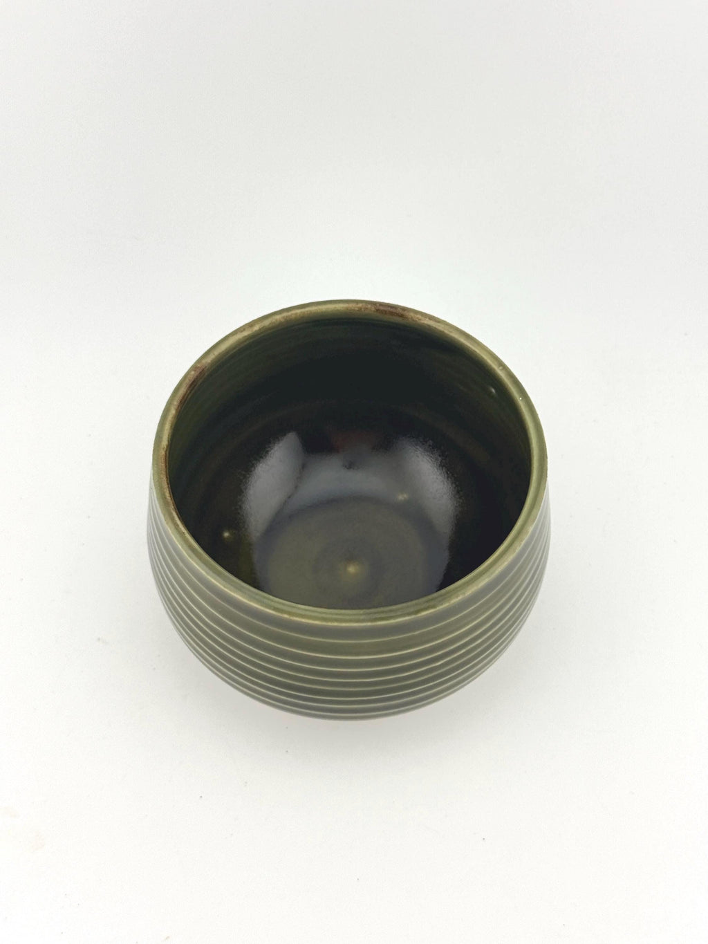 Chawan artisanal en porcelaine fine, surface Tenmoku profonde et brillante, création Terres.me.