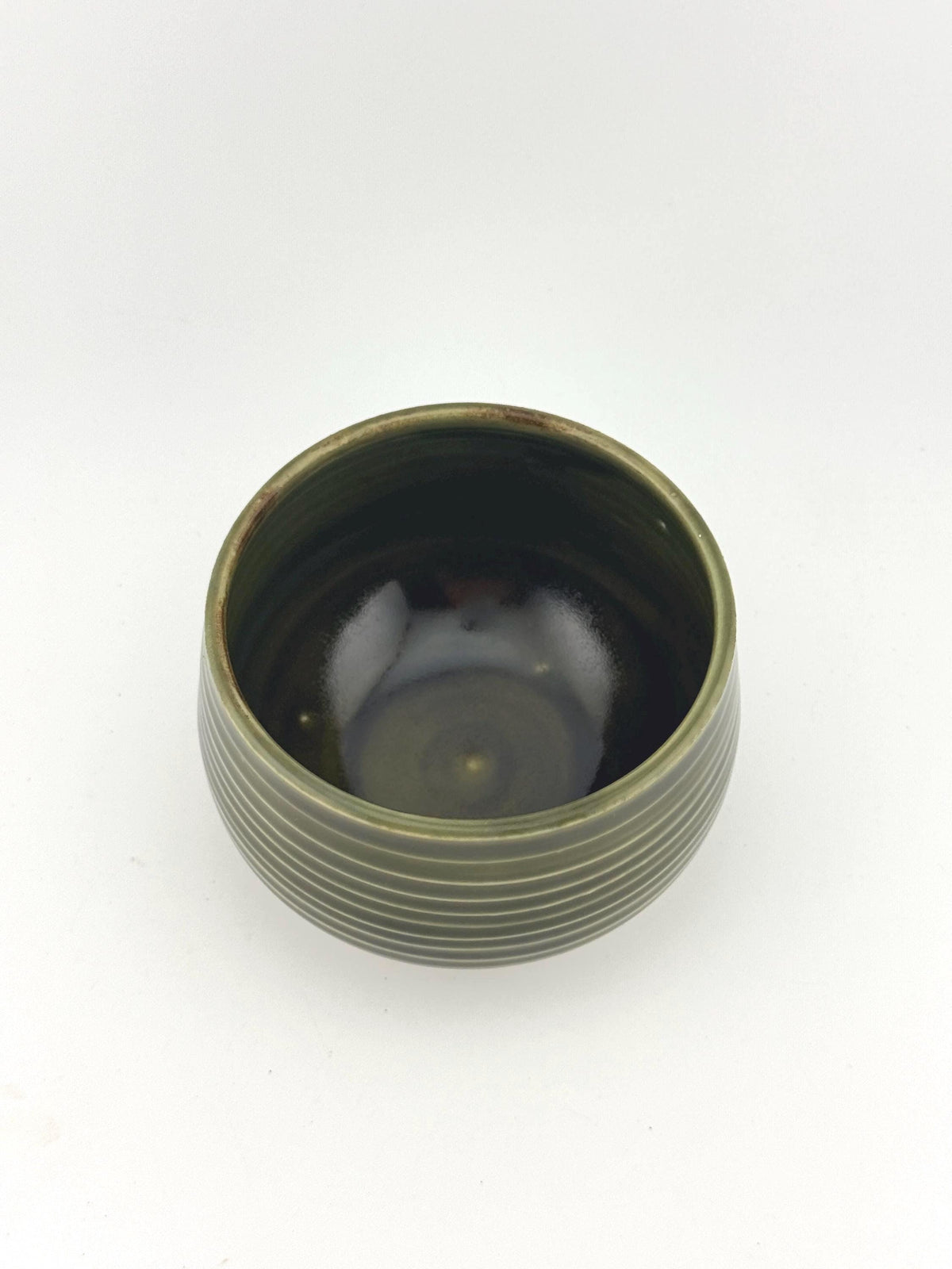 Chawan artisanal en porcelaine fine, surface Tenmoku profonde et brillante, création Terres.me.