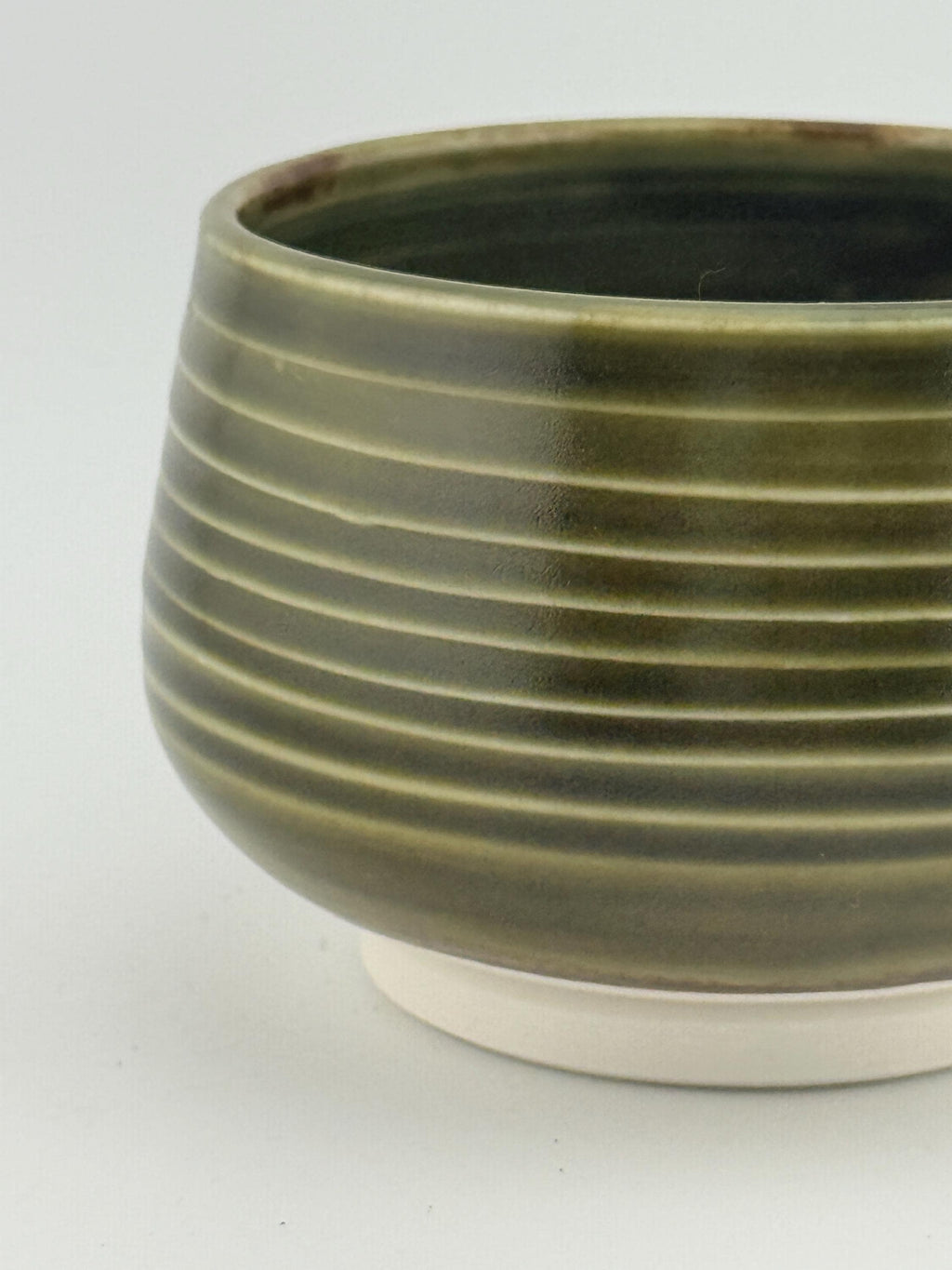 Bol Chawan en porcelaine émaillée Tenmoku, nuances vertes et presque noires révélées par la cuisson, Terres.me.
