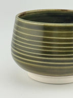 Bol Chawan en porcelaine émaillée Tenmoku, nuances vertes et presque noires révélées par la cuisson, Terres.me.