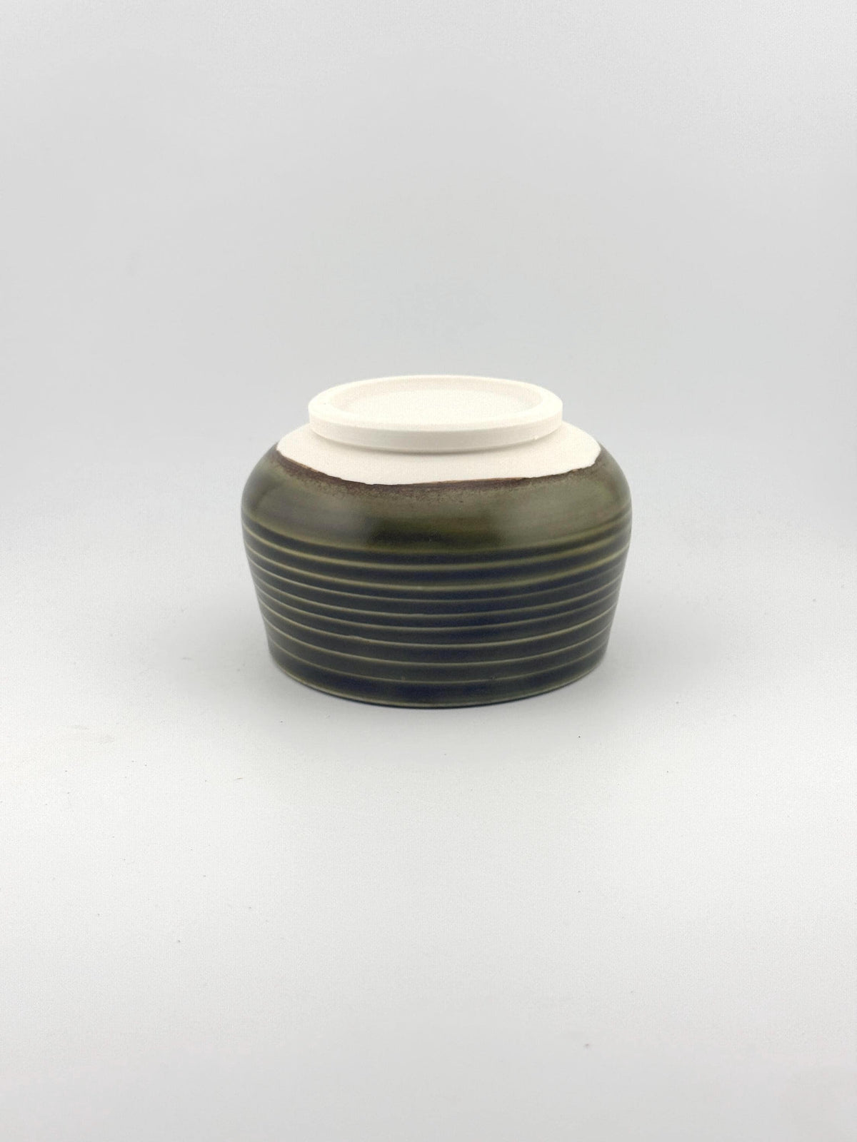 Chawan pour thé ou matcha en porcelaine, émail Tenmoku vert profond aux mouvements minéraux, Terres.me.