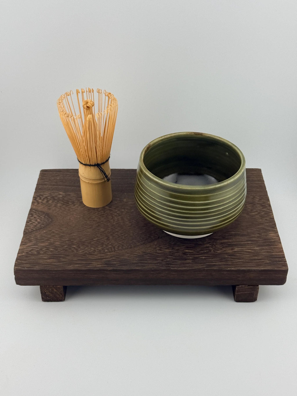 Chawan fait main en porcelaine, surface Tenmoku vert profond aux variations de brillance, Terres.me.