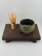Chawan fait main en porcelaine, surface Tenmoku vert profond aux variations de brillance, Terres.me.