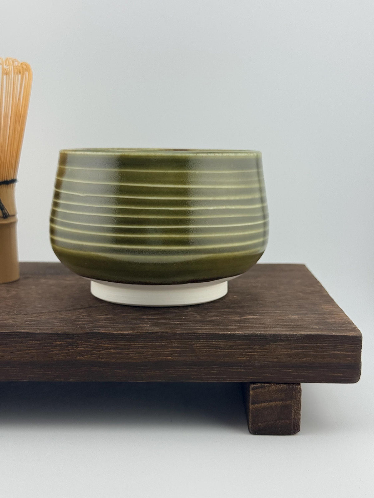 Bol à thé unique en porcelaine et émail Tenmoku vert profond, création artisanale Terres.me.