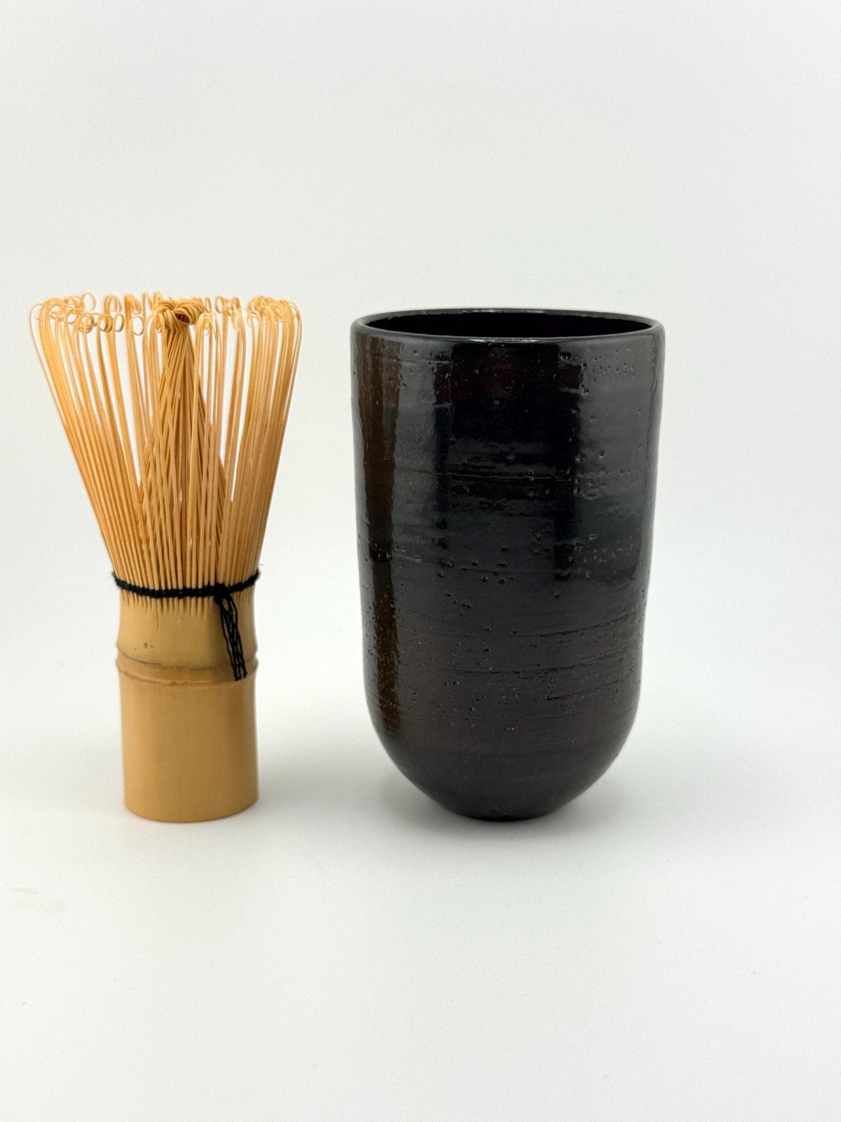 Finitions artisanales des tasses XING KABO en grès, émail vert profond et variations de cuisson, Terres.me.