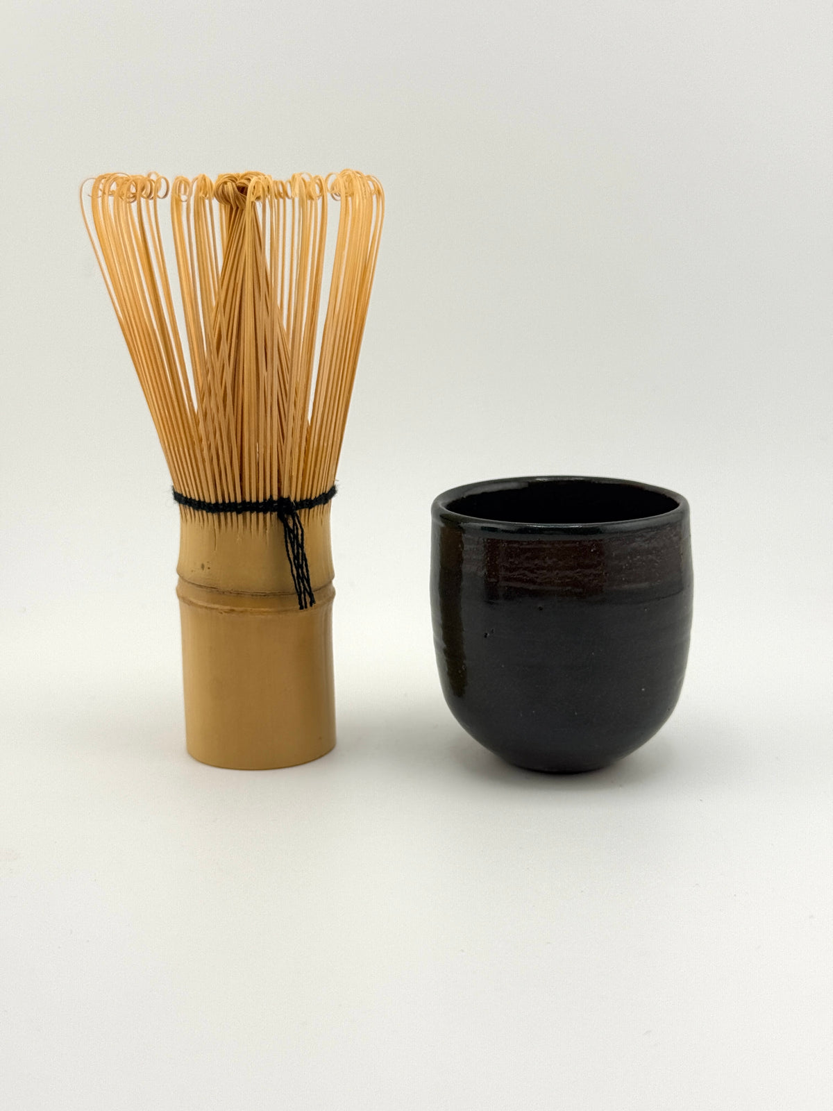 Petite tasse XING KABO cylindrique en grès rouge avec émail vert profond, céramiques artisanales Terres.me.