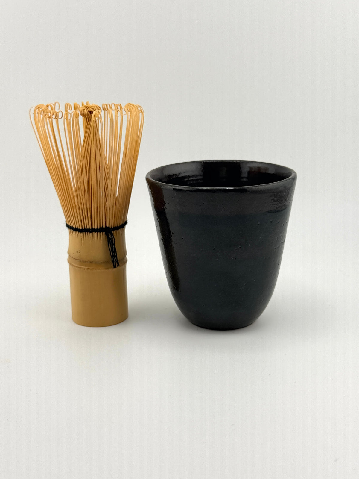 Tasse XING KABO évasée en grès rouge avec émail vert profond, céramiques artisanales Terres.me.