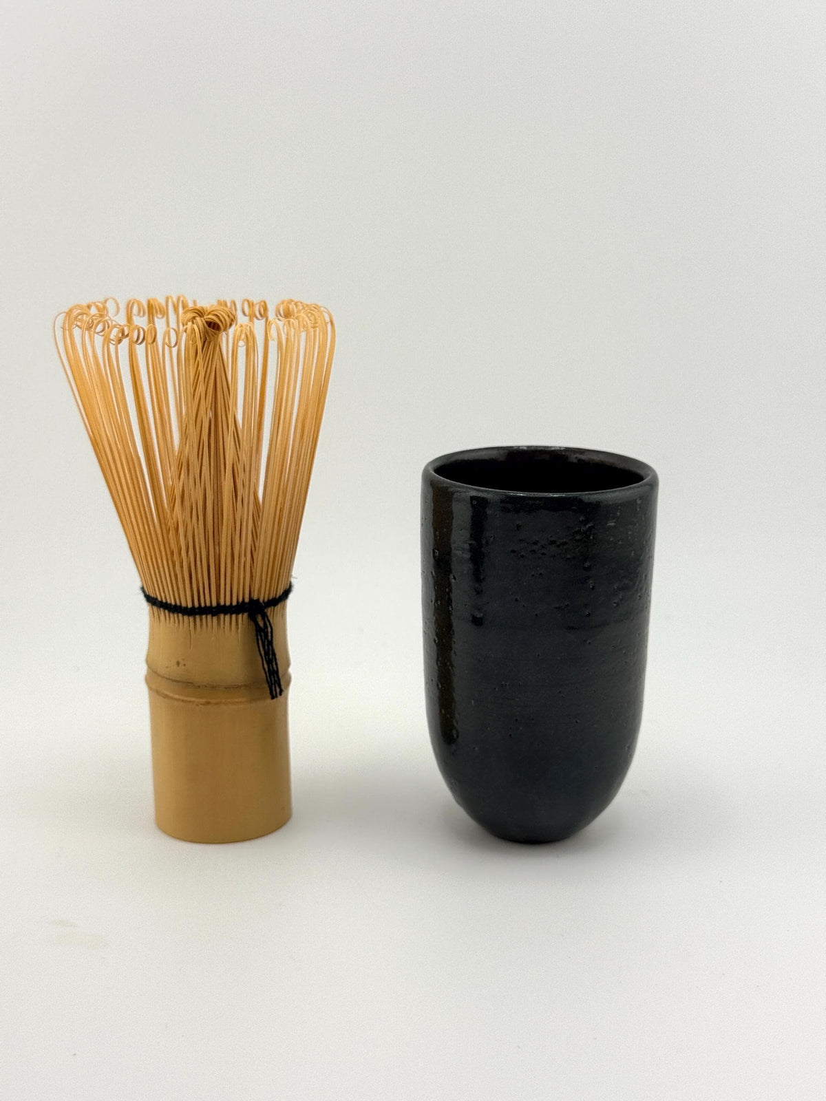 Tasse XING KABO cylindrique en grès rouge avec émail vert profond, céramiques artisanales Terres.me.