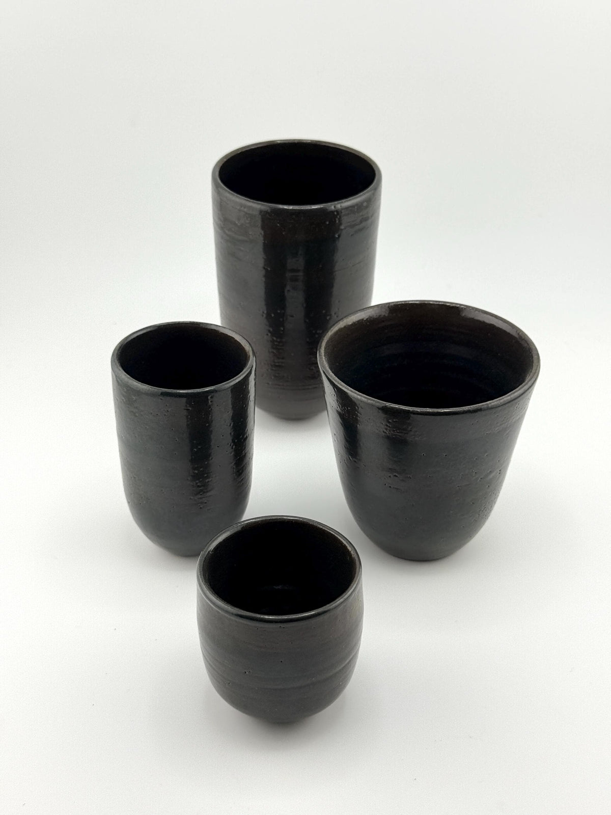 Ensemble de tasses XING KABO en grès tourné, émail vert bouteille aux variations artisanales, Terres.me.