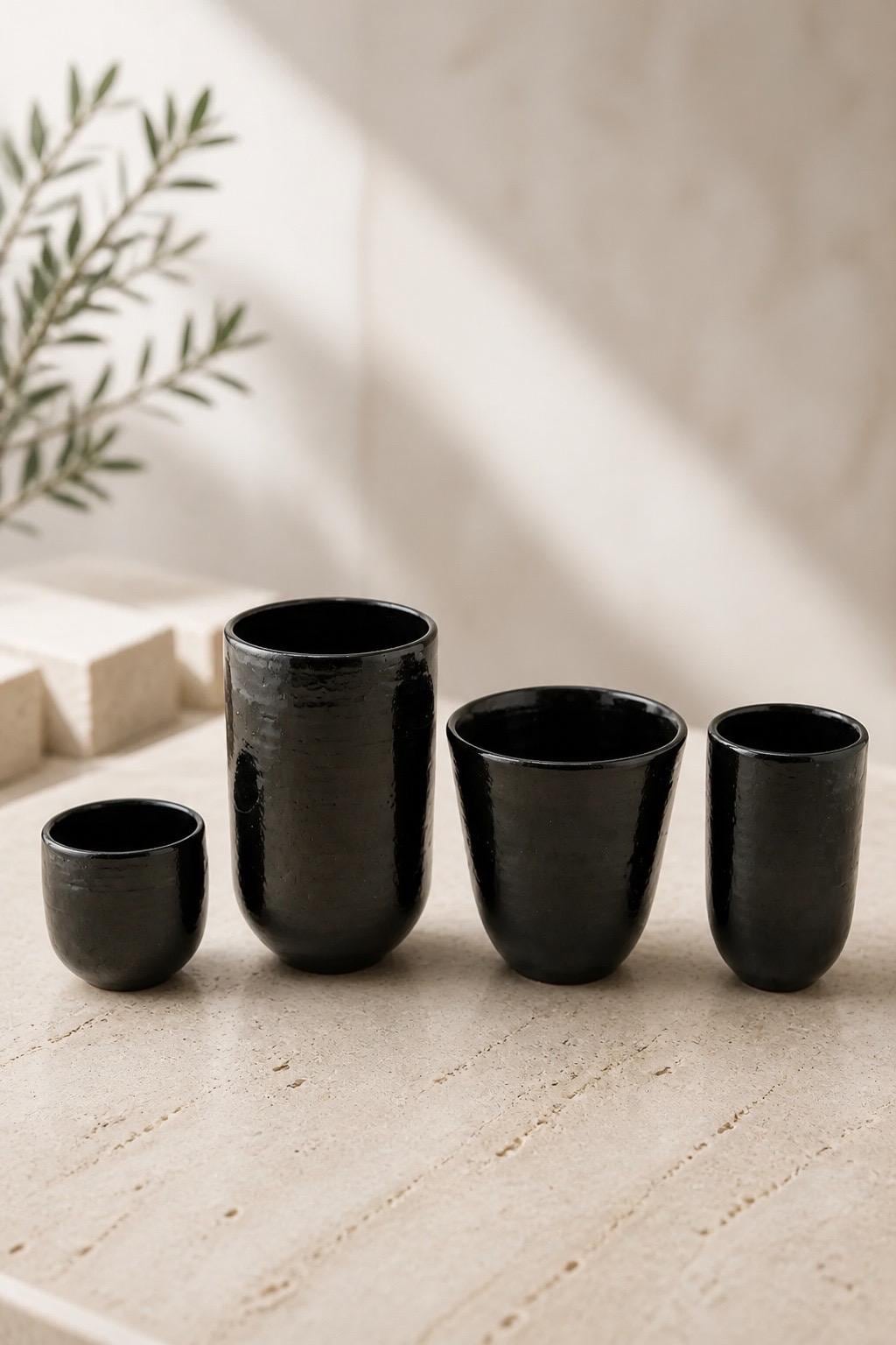 Tasses artisanales de la collection XING KABO en grès et émail vert, façonnées à la main par Terres.me.