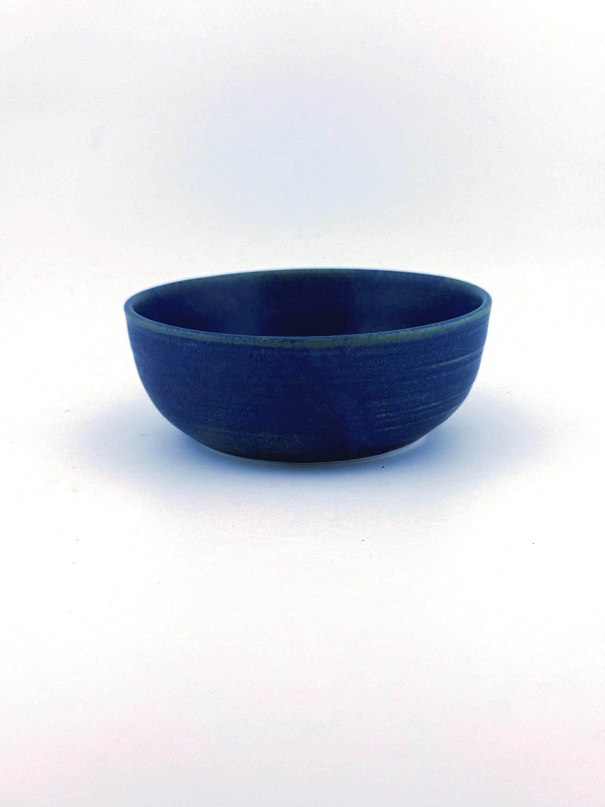 Coupelle apéritive en porcelaine blanche émaillée bleu Izara, faite main par Terresme — vue 1 sur 9.