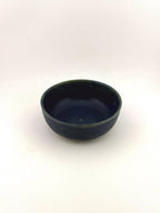 Coupelle apéritive en porcelaine blanche émaillée bleu Izara, faite main par Terresme — vue 2 sur 9.