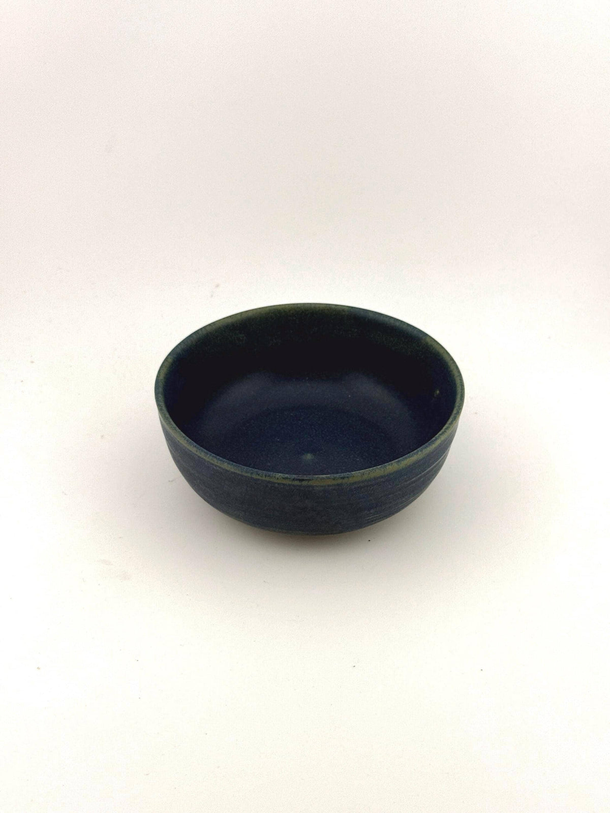 Coupelle apéritive en porcelaine blanche émaillée bleu Izara, faite main par Terresme — vue 2 sur 9.
