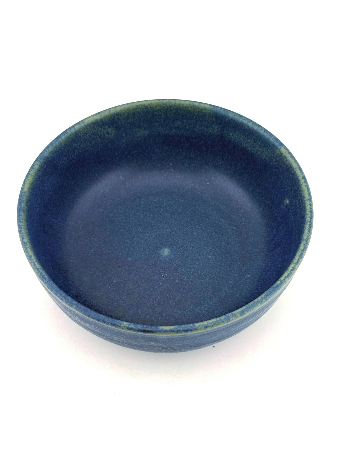 Coupelle apéritive en porcelaine blanche émaillée bleu Izara, faite main par Terresme — vue 5 sur 9.