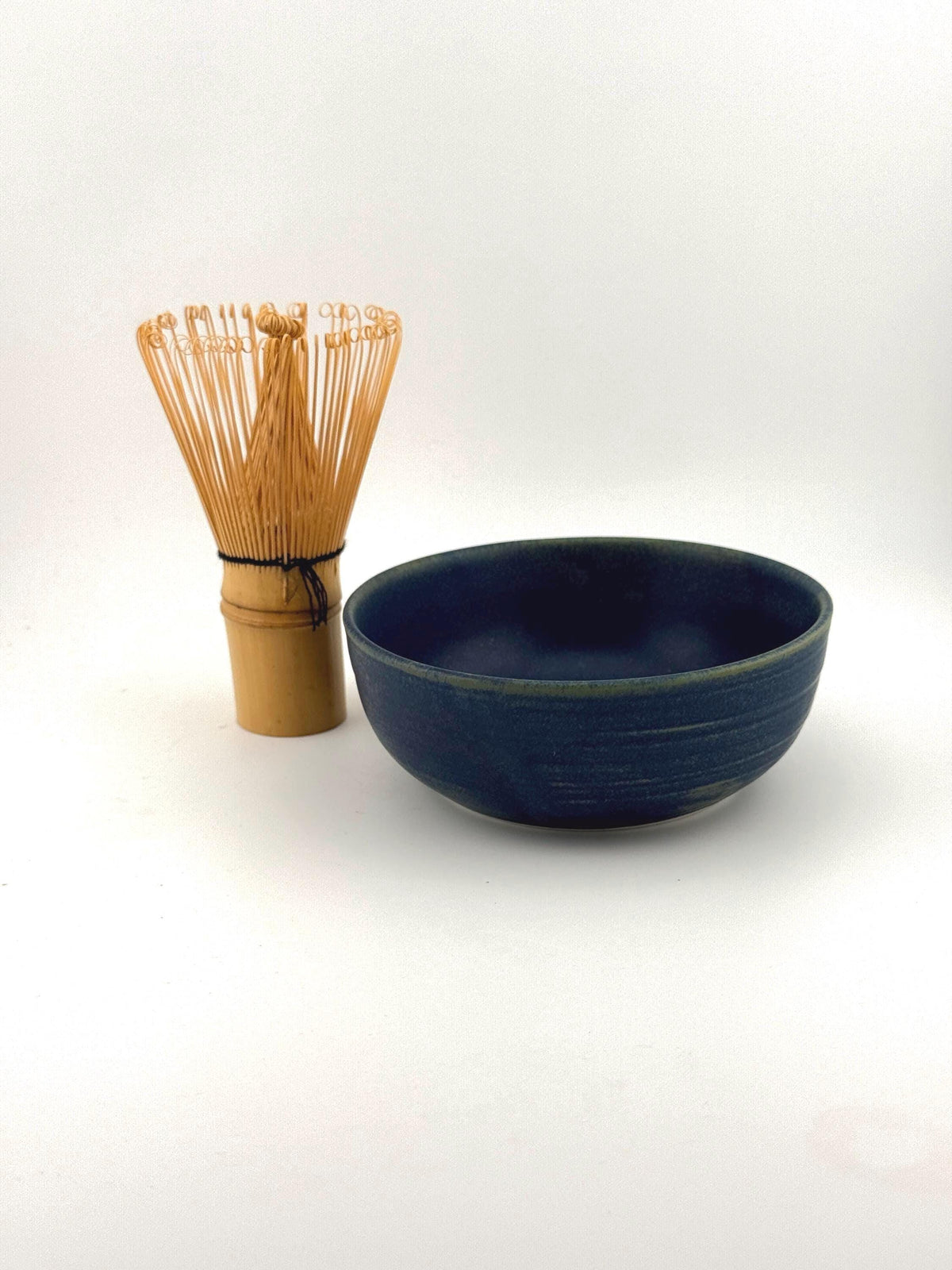 Coupelle apéritive en porcelaine blanche émaillée bleu Izara, faite main par Terresme — vue 6 sur 9.