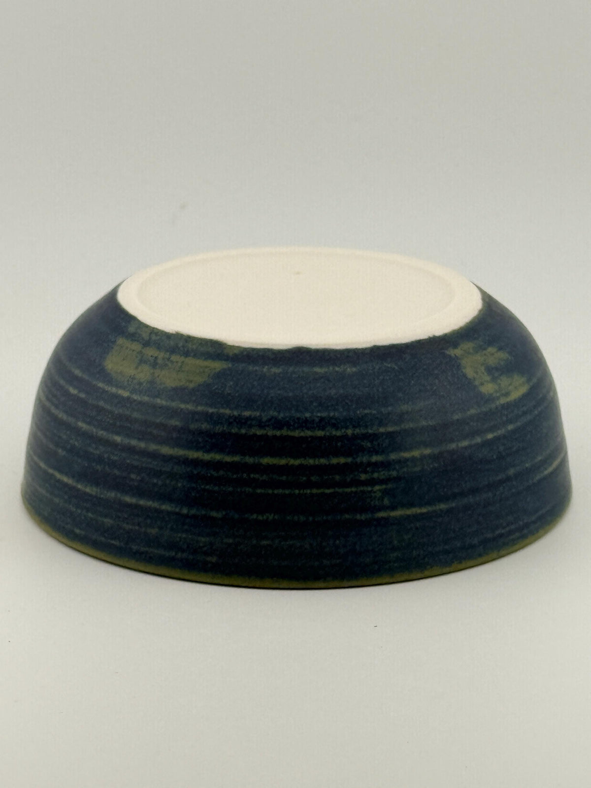 Coupelle apéritive en porcelaine blanche émaillée bleu Izara, faite main par Terresme — vue 8 sur 9.