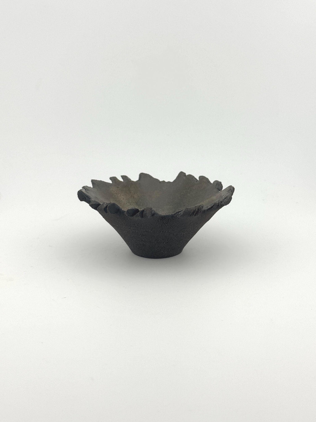 Coupelle artisanale en grès noir chamotté African Stone, intérieur émaillé et bord dentelé, Terres.me.