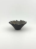 Coupelle artisanale en grès noir chamotté African Stone, intérieur émaillé et bord dentelé, Terres.me.
