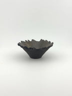 Coupelle artisanale en grès noir chamotté African Stone, intérieur émaillé et bord dentelé, Terres.me.