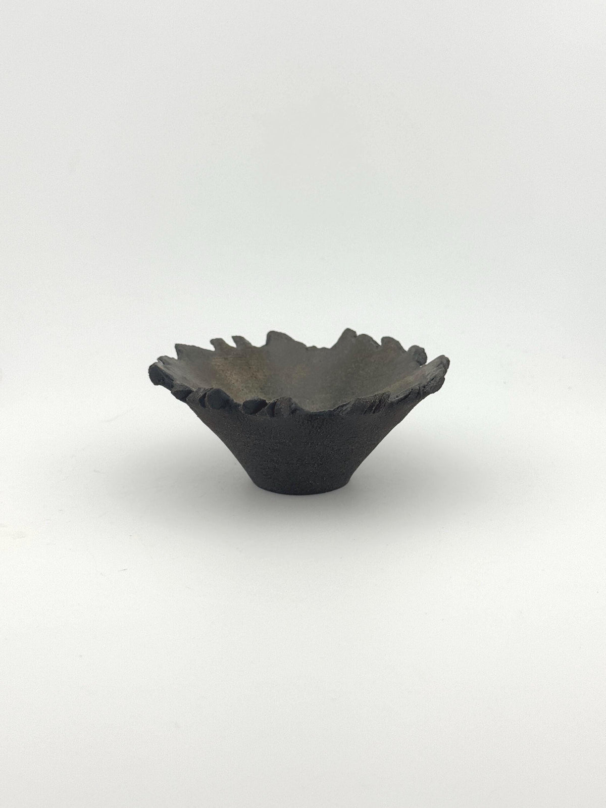 Coupelle artisanale en grès noir chamotté African Stone, intérieur émaillé et bord dentelé, Terres.me.