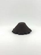 Petite coupelle en grès noir African Stone, forme graphique et bord irrégulier façonné à la main, Terres.me.