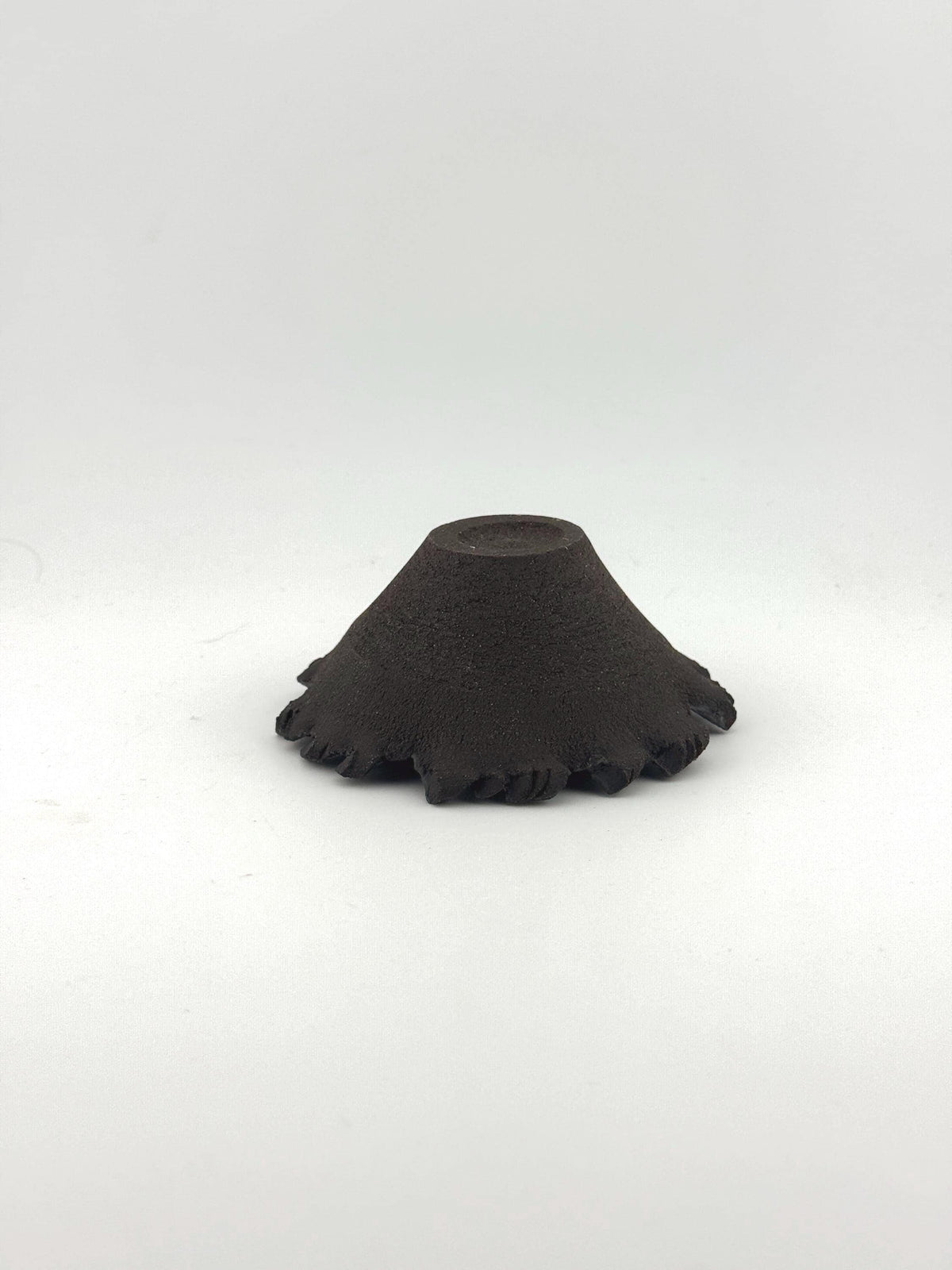 Petite coupelle en grès noir African Stone, forme graphique et bord irrégulier façonné à la main, Terres.me.