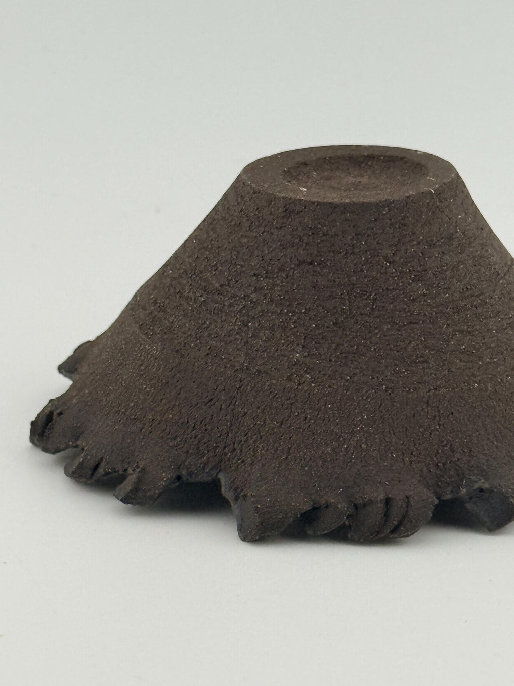 Coupelle noire en grès chamotté, intérieur émaillé et texture minérale, création Terres.me.