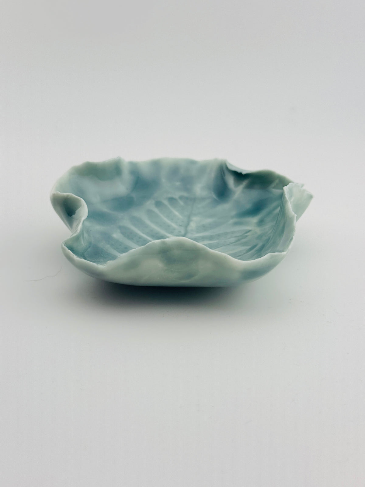 Coupelle céladon en grès porcelainique à empreinte végétale, vue de côté