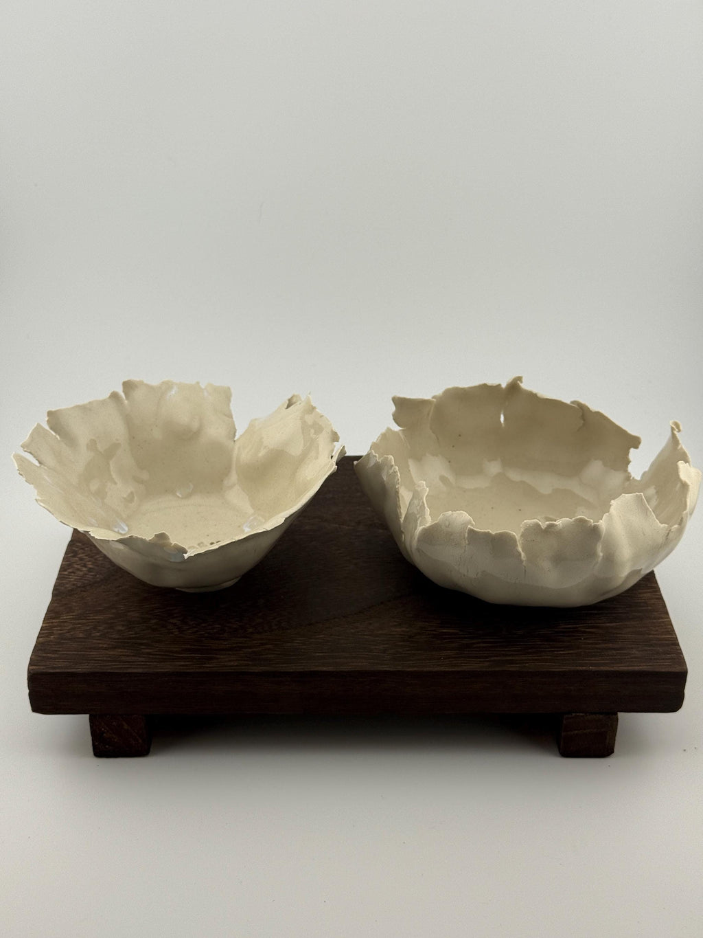 Coupelle décorative en grès porcelainique façonnée selon la technique du pincé, vue 1 sur 8, pièce unique wabi-sabi Terresme.