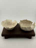 Coupelle décorative en grès porcelainique façonnée selon la technique du pincé, vue 1 sur 8, pièce unique wabi-sabi Terresme.