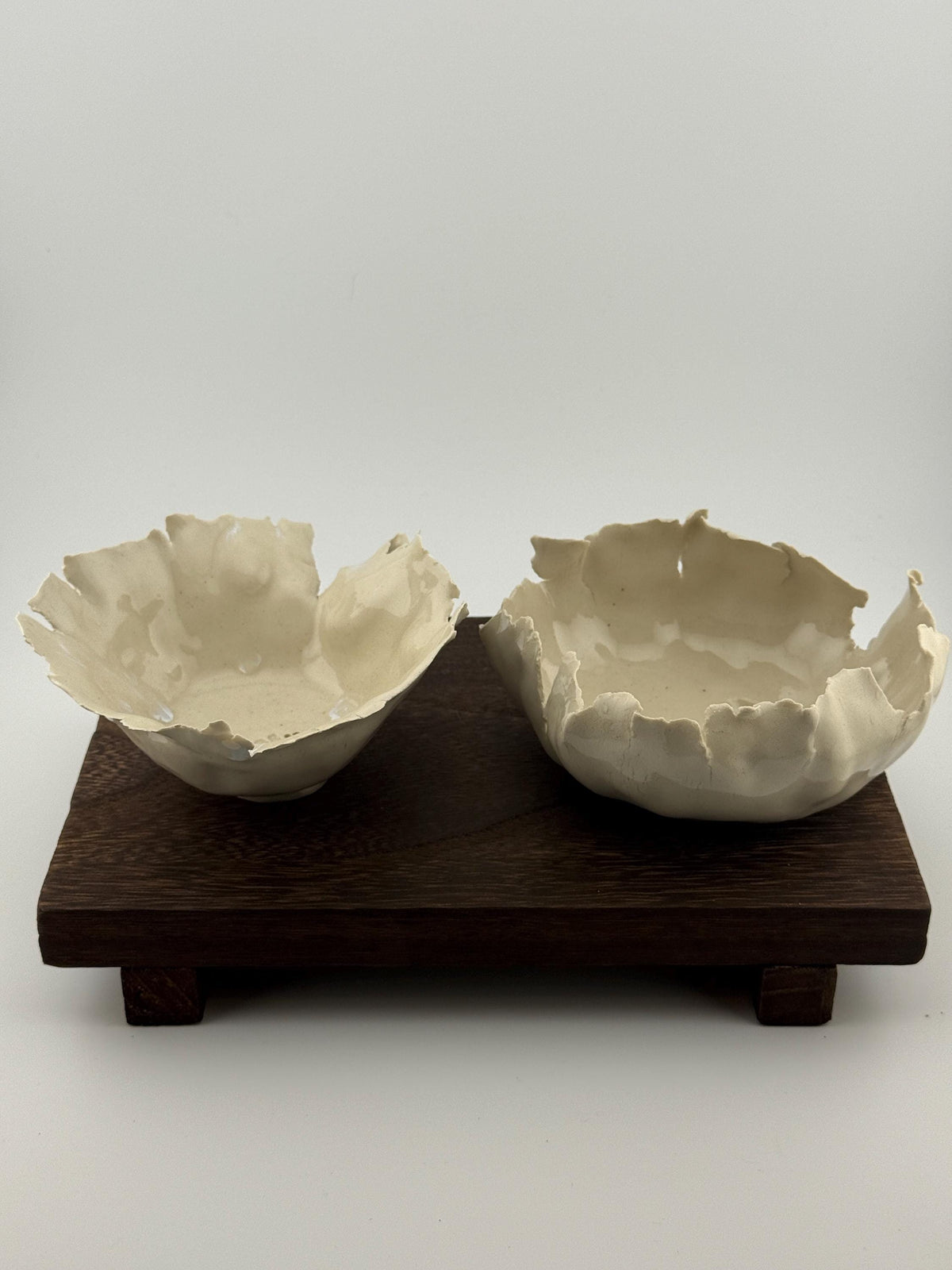 Coupelle décorative en grès porcelainique façonnée selon la technique du pincé, vue 1 sur 8, pièce unique wabi-sabi Terresme.
