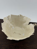 Coupelle décorative en grès porcelainique façonnée selon la technique du pincé, vue 2 sur 8, pièce unique wabi-sabi Terresme.
