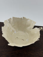 Coupelle décorative en grès porcelainique façonnée selon la technique du pincé, vue 2 sur 8, pièce unique wabi-sabi Terresme.