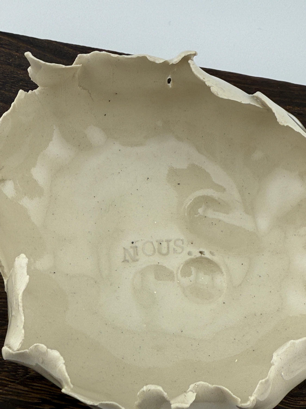 Coupelle décorative en grès porcelainique façonnée selon la technique du pincé, vue 3 sur 8, pièce unique wabi-sabi Terresme.