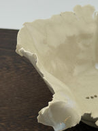 Coupelle décorative en grès porcelainique façonnée selon la technique du pincé, vue 4 sur 8, pièce unique wabi-sabi Terresme.