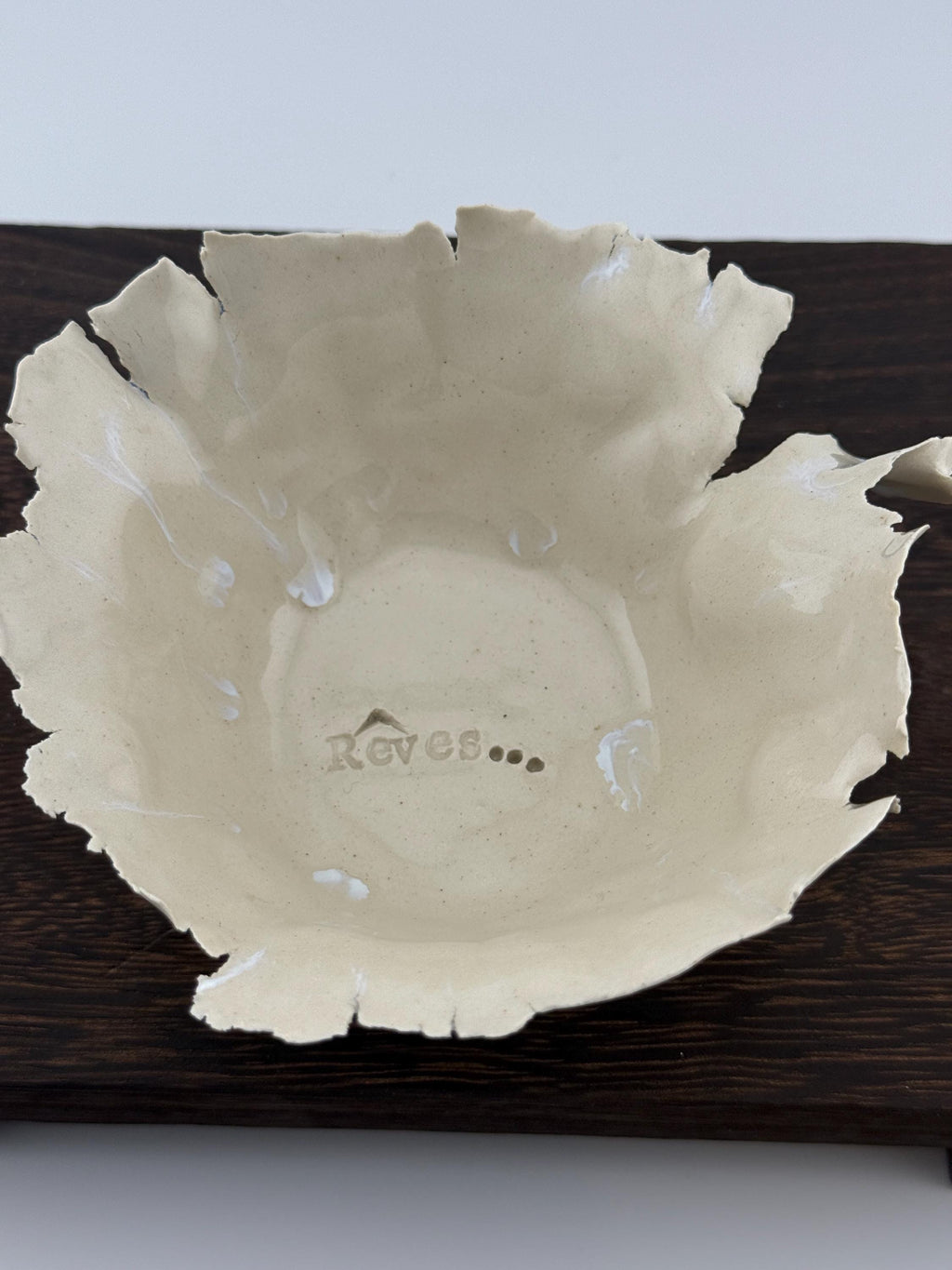Coupelle décorative en grès porcelainique façonnée selon la technique du pincé, vue 5 sur 8, pièce unique wabi-sabi Terresme.