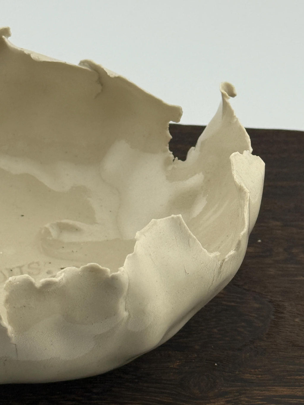 Coupelle décorative en grès porcelainique façonnée selon la technique du pincé, vue 6 sur 8, pièce unique wabi-sabi Terresme.